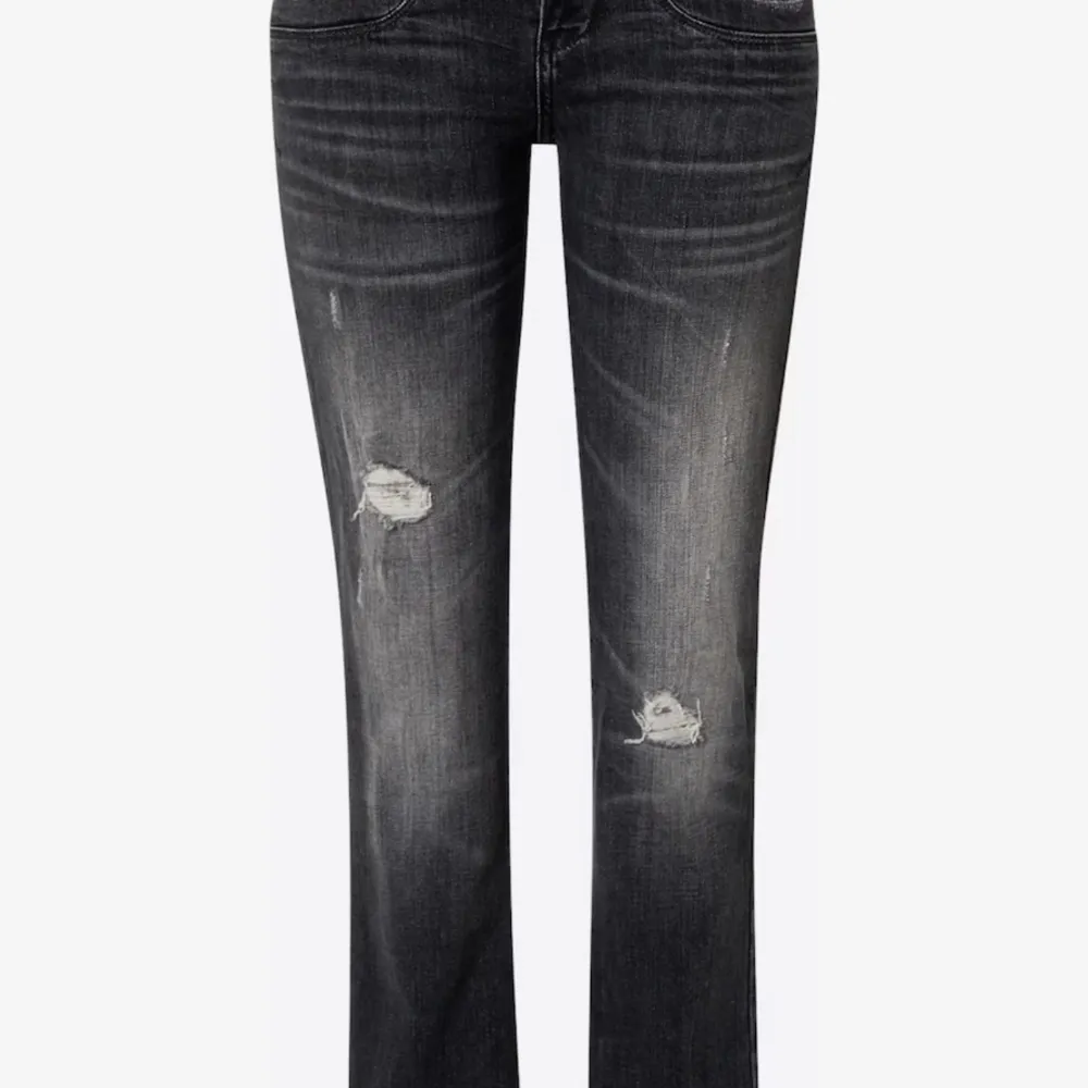 Ett par gråsvarta Ltb valerie jeans som inte är använda mer än 4 gånger, mid waist/ low waist. Nypris var 725kr och säljer dem för 500kr. Frakt på 66 kr är inkluderat i priset!. Jeans & Byxor.