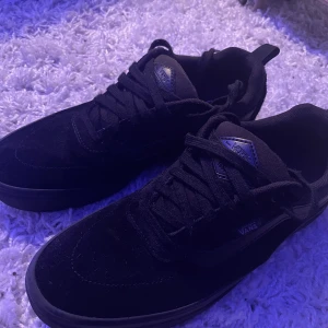 Skate skor! - Säljer dessa skor för att jag inte andvändt dom så mycket som jag trodde. Dessa skor är därför bara andvänt fåtal gånger! Skick: 10/10 Storlek:40,5 Köpte dom för 1000 Lägg bud!