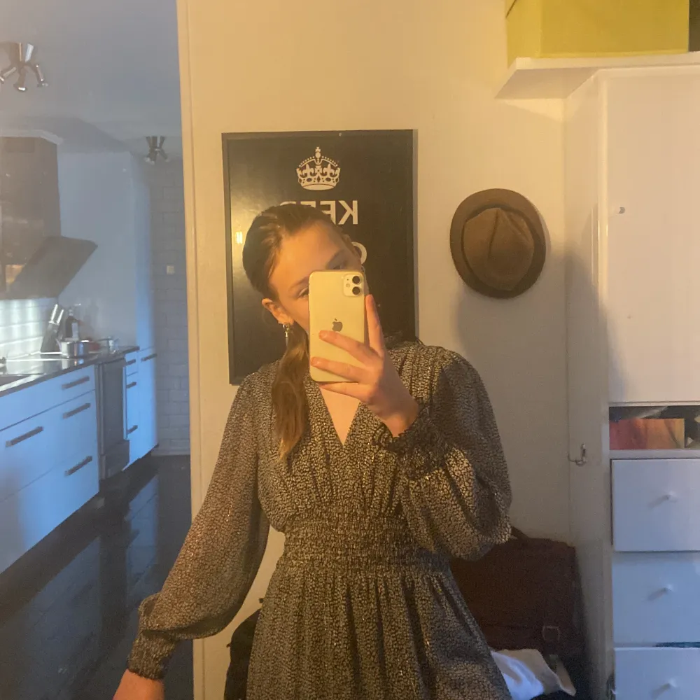 Superfin klänning från zara stl s köpt för 400kr . Mekot.