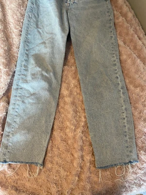 Jeans - Superfina jeans som bara inte passar mig. Inte alls andvända och inga skador. St 34 men passar mer 30/32 Köpt från ginatricot nypris 500 säljer för 50. Pris kan diskuteras❤️