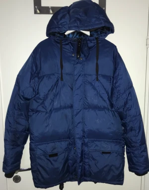 HM tjock Dunjacka - - Blå tjock dunjacka från HM  - Storlek M men passar L  - Perfekt i lite kallare väder   - Är väldigt lite använd  - Medela gärna för mer bilder  Priset går att diskutera :)