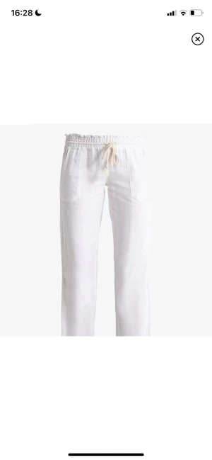 Roxy linnebyxor  - Säljer mina superfina Roxy linnebyxor. Knappt använda! ❤️‍🔥 Säljer pga de inte kommer till användning. Jättesköna och passar jättebra på mig som är 170. Det är i storlek M men skulle säga att de sitter mer som en S!🙌🏽 Köparen står för frakt👌🏽