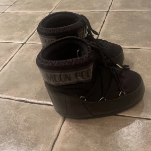 Moon boots - Säljer nu mina fina moonboots som tyvärr inte kommer till användning i storlek 36/38 men passar mig som har 39. Köpta förra året men använda dem bara i en kort period så fint skick men använda.