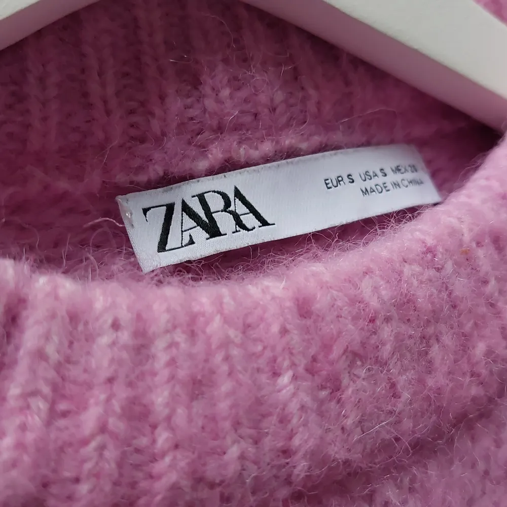Zara jättefin, mysig stickad tröja. Andvänd ett par gånger! Köparen står för frakt🩷. Stickat.