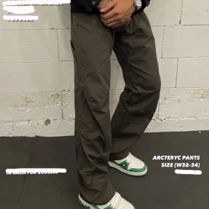 Arc’teryx byxor  - Feta Vintage arcteryx byxor som ej kommit till användning, lite skrynkliga nu på bild annars i toppskick. Släpper dom för runt 800. köparen står för frakt. Strl: 32W 34L. Hör av dig vid fler bilder.