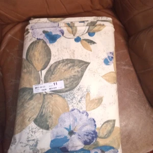 Gardintyg metervara 10 metersbunt blå.  - Fint Gardintyg blommigt metervarabunt 10 meter samt 140 cm bred .hämtas i Skene alt skickas o köpare betalar frakten o Swishbetalning tillämpas alt kontant betalning .