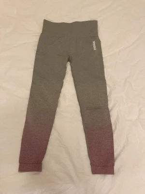 Gymshark adapt ombre - Grå/ rosalila träningstights från gymshark i kollektionen ”adapt ombre”. Använda ca 10 gånger, inget synligt slitage, nypris 600kr