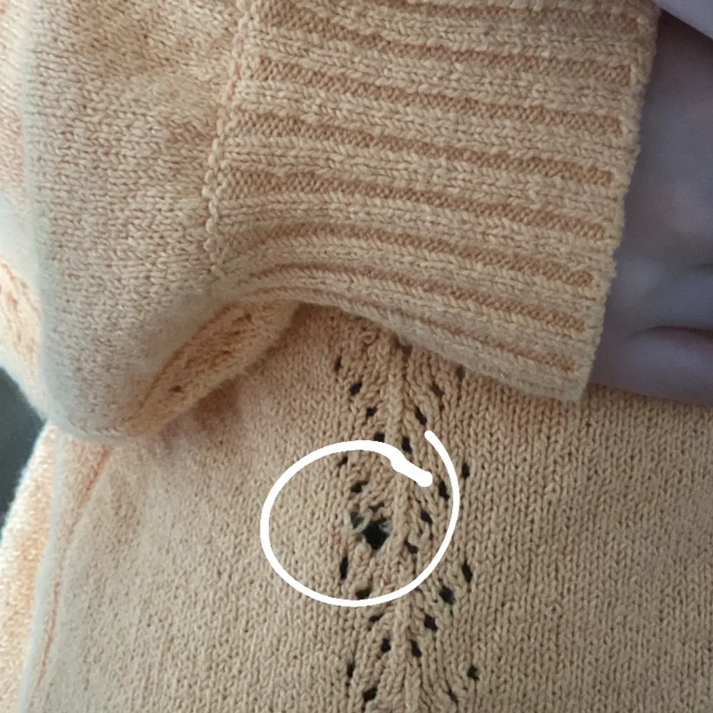 Säljer denna super fina och sköna tröjan från Dobber. Den har gått sönder pyttelite vilket man kan se på sista bilden, men det är inget som syns när man har på sig den. Andra bilden visar färgen på tröjan bäst.  Frakt: 69kr. Stickat.