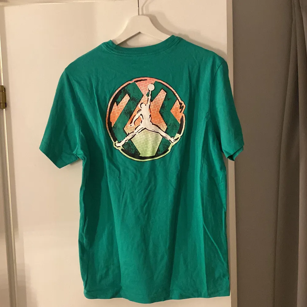 Grön T-shirt från Jordan AIR, storlek M. Standard fit och använd 1 gång. . T-shirts.