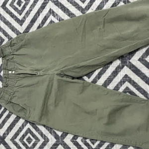 Grön boyfriend jeans  - Använd fåtal gånger. Passar dock även storlek 38. Kan gå ner i pris vid snabb affär! Lite kort på mig som är 170 Köparen står för frakten och jag tar inte hand om postens slarv!