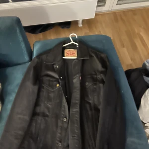 Svart Levis jeansjacka  - Säljer min svarta levis jacka storlek l