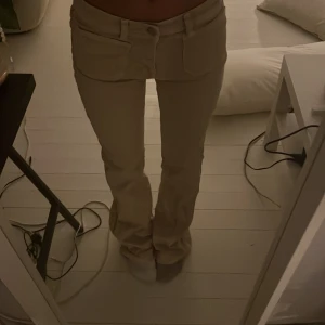 Jeans - Så fina eftertraktade jeans från mango slutsålda! Fkn beige färg! Bootcut, väldigt långa! Jag är 164cm ! Bär 34/36 de är stretchiga! Behöver få sålt fort! Först till kvar på 450kr! Kan gå ner i pris vid en snabb affär! 
