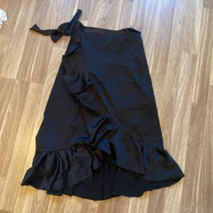 Svart satinkjol - Svart satinkjol från Chelsea. Storlek XS/S. Mycket bra skick! Med knytning 💞