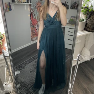 Balklänning - Säljer denna balklänning jag skulle haft i 9an men pga pandemin har den aldrig blivit använd!  Köparen betalar för frakten och katt finns i hem 🏠 