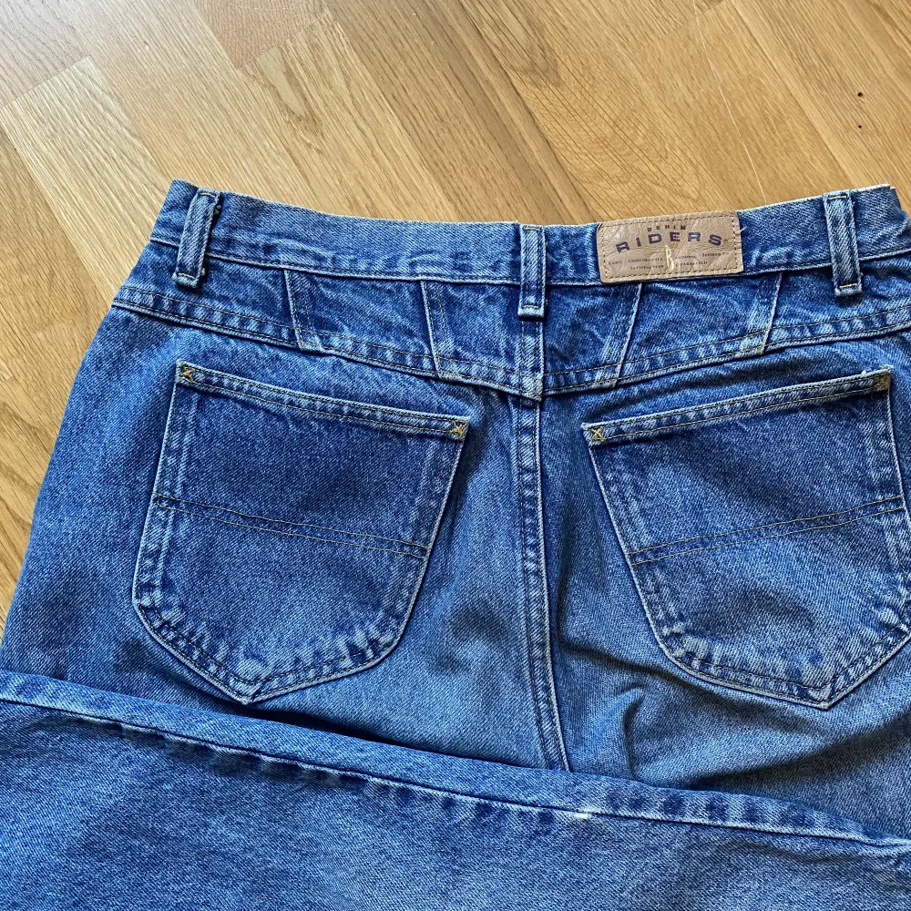 baggy jeans från märket Riders! Fin passform o sitter bra i längden på mig som är 170!! Hör av er vid frågor eller fler bilder🤍. Jeans & Byxor.