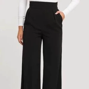 Vida finbyxor  - Helt nya, då de var för stora för mig. De är i 32, men skulle säga att de är stora i storleken. Köpta på Na-kd. 