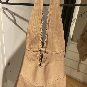 Shapewear bodysuit  - Tight, framhäver brösten, passar bra till skinnbyxor/kjol, men du kan styla den hur du själv vill. 