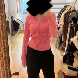 Juicy couture tröja  - Super unik Juicy tröja med tryck på ryggen!