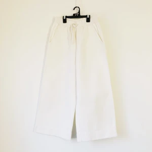 Wide leg canvas trousers Monki - Superfina offwhite byxor med vida, croppade ben från Monki. Knappt använda, perfekt skick. Sista bilden är lånad från webben och visar passformen 🤍