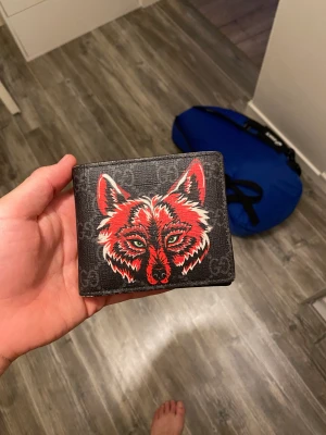 Gucci Plånbok - Säljer min Gucci plånbok. Den är använd men i jättefint skick. Nypris cirka 4000kr, säljes för 2300kr. Köpare står för frakt, endast Swish. Pris kan diskuteras vid snabb affär.