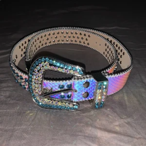 RHINE STONE TUTTOLENTE BÄLTE - tuttolente rhinestone bälte som används inte så ofta, den är köpt på plick och är i god skick. Den är 115cm. Byter även mot andra bälten eller annat