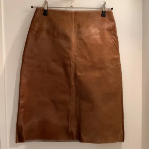 Cool ko-kjol - Avball kjol tillverkad i kohud, inköpt på Hollies för x antal år sedan! Stl 38/40. Går att klippa av kohuden för kortare kjol. Innerkjolen går att klippa av och sicksacka! 