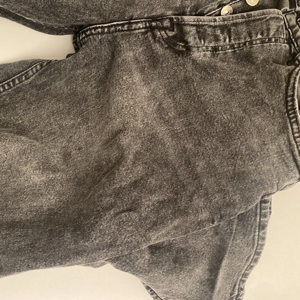 High waist jeans från H&M, använt ett fåtal gånger och säljer eftersom de inte används och är för stora på mig. För mer bilder eller för svar på frågor skriv. Ordinarie pris 300kr. Köparen står för frakt.. Jeans & Byxor.