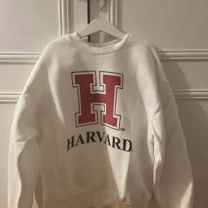 Sweatshirt  - Jag säljer denna sweatshirten från ginatricot i storlek XXS. Säljer den för att den är för liten. Den är i super bra skick! Köparen står för frakten. Betala med Swish. Kontakta mig vid frågor eller fler bilder!💕