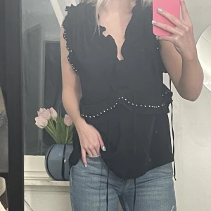 Snygg blus - Denna blus är jätte snygg men tyvärr lite stor på mig, blusen är använd ett fåtal gånger💗pris kan diskuteras via dm