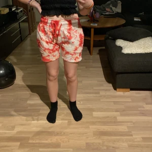 Shorts  - Ett par sköna spreckliga shorts som tyvärr e försmå för mig. Dem sitter bra annars och är sköna till sommaren. 