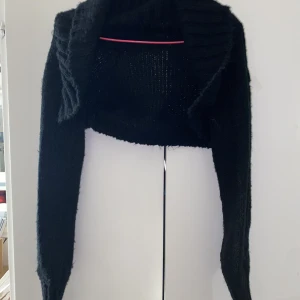 Bolero  - Svart stickad bolero! Finns ingen storlek eller märkeslapp men sitter som en S-M! Köpt second hand och är lite nopprig:// I övrigt bra skick! Använd 1 gång av mig!