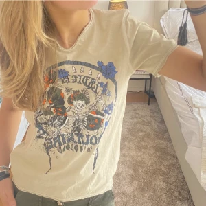 Zadig & Voltaire T-shirt - En superfin t-shirt från zadig som köptes för några månader sedan här på Plick helt oanvänd men har inte använts mycket, absolut i bra skick! Tröjan är i xs/s❤️