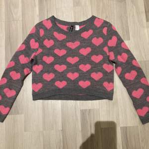 En super fin stickad tröja med rosa hjärtan på som är perfekt nu till alla hjärtans dag. Använd typ 1 gång så väldigt fint skick!💗