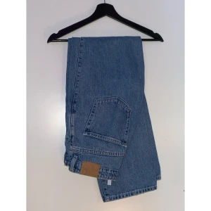 Weekday Rowe Straight Jeans - Blåa jeans köpta från Weekday! Sparsamt använda och i väldigt bra skick. Köpta för 500kr. Kan frakta eller mötas i Uppsala🫧