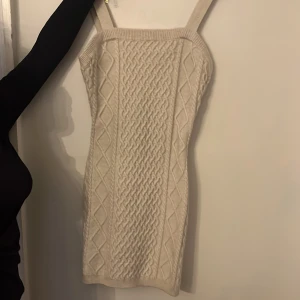 Stickad Klänning  - En fin ny stickad klänning från h&m helt oanvänd och i bra skick. 