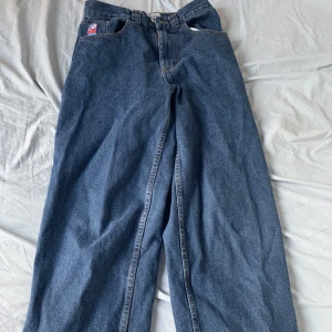 big boys - mörkblå bigboys, skitsnygga men inte längre min stil. de passar bra på mig i midjan och är bra i längd på mig som är 165. bra skick inte så använda. 