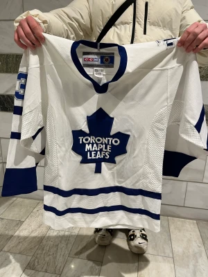 Toronto Maple Leafs jersey  - Skick 8/10. Skriv om ni vill ha mer bilder, priset kan diskuteras.