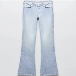 Zara lowrise jeans - Helt nya lågmidjade jeans från zara med prislappen kvar. Då de tyvärr är för små och jag glömde lämna tillbaka💖