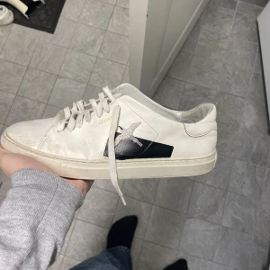 Axel arigato skor - Ett par Axel arigato tape bee bird. Köptes i sommras. Är i relativt dåligt skick men går nog att använda eller tvätta. Bra pris. För fler bilder va inte rädd för att skriva! Tar byten!