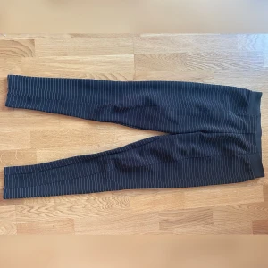 Snygga tights - Lite tjockare material så de sitter så snyggt. Pressveck fram och bak, kritstrecksrandiga, resår i midjan. Bra skick.