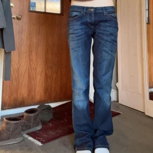 Wrangler jeans - Säljer ett par skit snygga låg midjade Wrangler jeans💞innerbenslängden är 34 och midjemåttet är 76(om du vill köpa tryck på köp nu!)