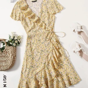 klänning - gul sommarklänning med fina blommor på, köpt på shein i storlek S, klänningen knyts på sidan vilket gör att storleken kan regleras, använd ensdast en gång💕