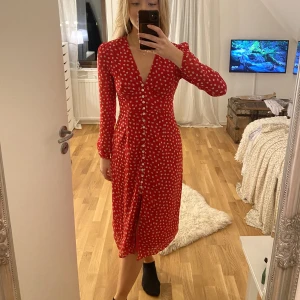Adoore, Paris dress - Säljer nu min adoore klänning i modellen Paris dress, storlek 36. Sparsamt använd, kontakta för fler bilder. Frakt tillkommer💞  (Har fler adoore klänningar, kika mina andra annonser)