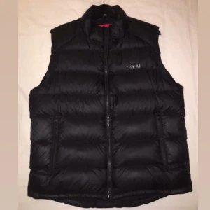 Hugo Väst - En Hugo väst i storlek L, skick 9/10 och säljs för 1000 kr. Hör av er vid intresse!