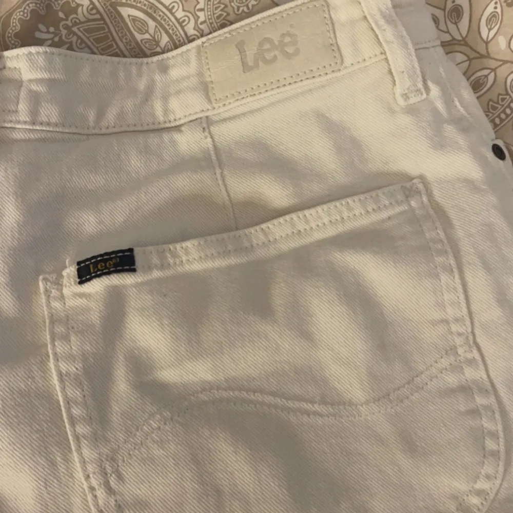 Lee cropped a line flare   Säljer dessa jeans från Lee som är sjukt fina och knappt använda. Dem är lite för stora men sitter endast lite pösigt på mig som bär M i vanliga fall.   Är 160 och passar mig i längden   Ord: pris 900  Pris går att diskuteras!:). Jeans & Byxor.