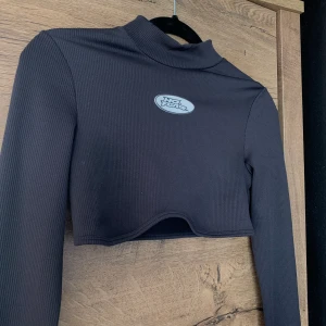 Croptop - Croppas långärmad tröja ifrån H&M Ancänd fåtal gånger och är i bra skick!