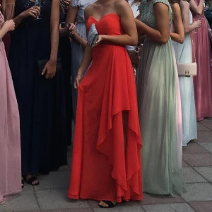 Balklänning  - - I mycket bra skick, använd 1 gång - Lysande röd i färgen