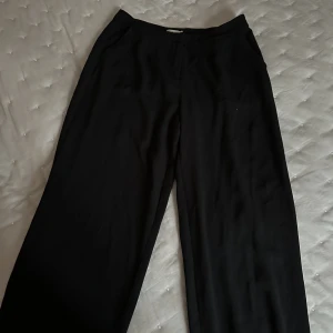 Svarta kostymbyxor nelly - Svarta kostymbyxor från Nelly i storlek 38. Använda få gånger så i väldigt bra skick. Väldigt fin passform.