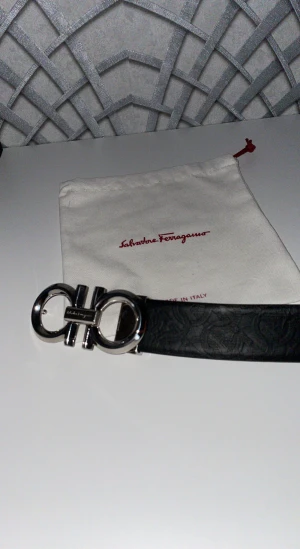 Ferragamo Salvatore Bälte Svart  - Äkta Ferragamo Salvatore bälte säljes, äkta såklart, pris kan diskuteras vid SERIÖSA och SNABBA affärer! (Nypris 4200kr)