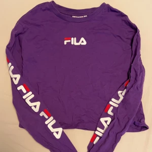 Filatröja  - Tröja från Fila i nyskick, använd fåtal ggr. Storlek S. Skriv för fler bilder 👍🏼👍🏼🌟 